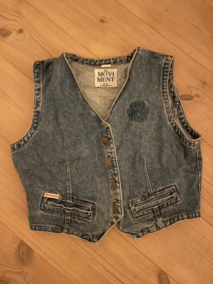 Jeansväst - Super cool och najs jeansväst! Snyggt till jeans!❤️ oklar vilken storlek men passar mig som är en S!