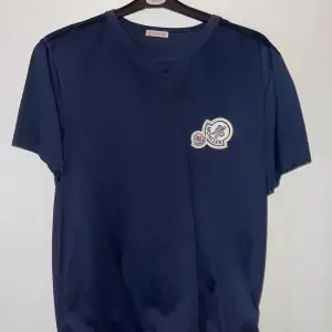 Säljer min Moncler Double Logo T-Shirt storlek XL (är lite i storleken så sitter som en L). Ny pris är 2840kr. Använd 1 gång så den är i nyskick. Säljer för 1000kr