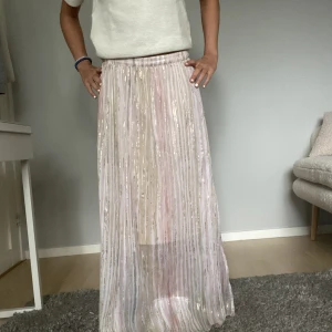 Långkjol - Säljer denna jättefina långkjolen då den är alldeles för lång för mig. (Jag är 161cm)  Midjan av kjolen har korvat ihop sig lite eftersom jag vikt upp den. (Se bild 3) Kjolen är xs men är mer som en S.