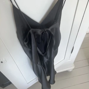 Satin klänning  - Klänning i topp skick. Använd en gång och säljs för den inte kommit till användning mer💗