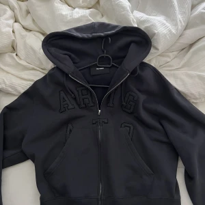 Axel Arigato hoodie - Vill se om något intresse finns hos någon att köpa denna snygga och eftersökta Arigato hoodie. Nypris 2300kr, kom med bud:)