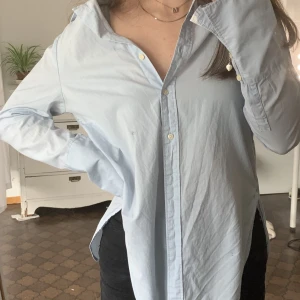 Oversize skjorta - Ljusblå oversized skjorta⭐️ aldrig använd, köpt på sellpy. Frakt tillkommer🫶