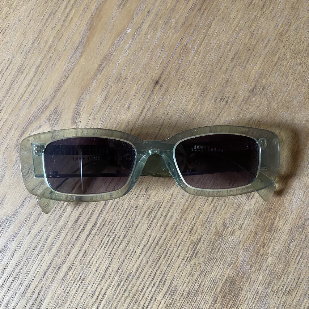 Solglasögon från H&M x Chimi, i nyskick! Frågor? Hör gärna av dig :). Accessoarer.