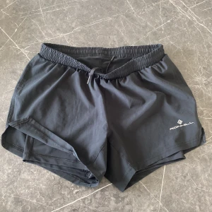 Löparshorts - Löparshorts från Ronhill. Dragsko i midjan. Stretchigt material.