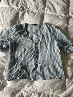 Väldigt fin blus - Väldigt fin blus man kan ha både när man ska vara extra fin och i vardagen. Bra kvalitet och skönt luftigt tyg. Frakt tillkommer om du inte vill mötas upp i Uppsala.❤️