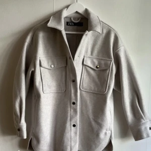 Zara kappa  - Super snygg zara kappa endast en knapp är trasig. Första bilden är lånad. 