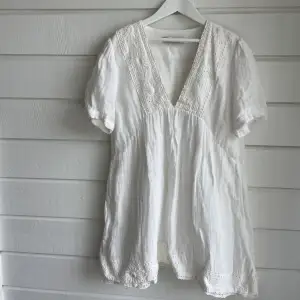 Säljer denna så fina vita klänningen i linne från Zara, den är i sparsamt skick då den knappt är använd 💗