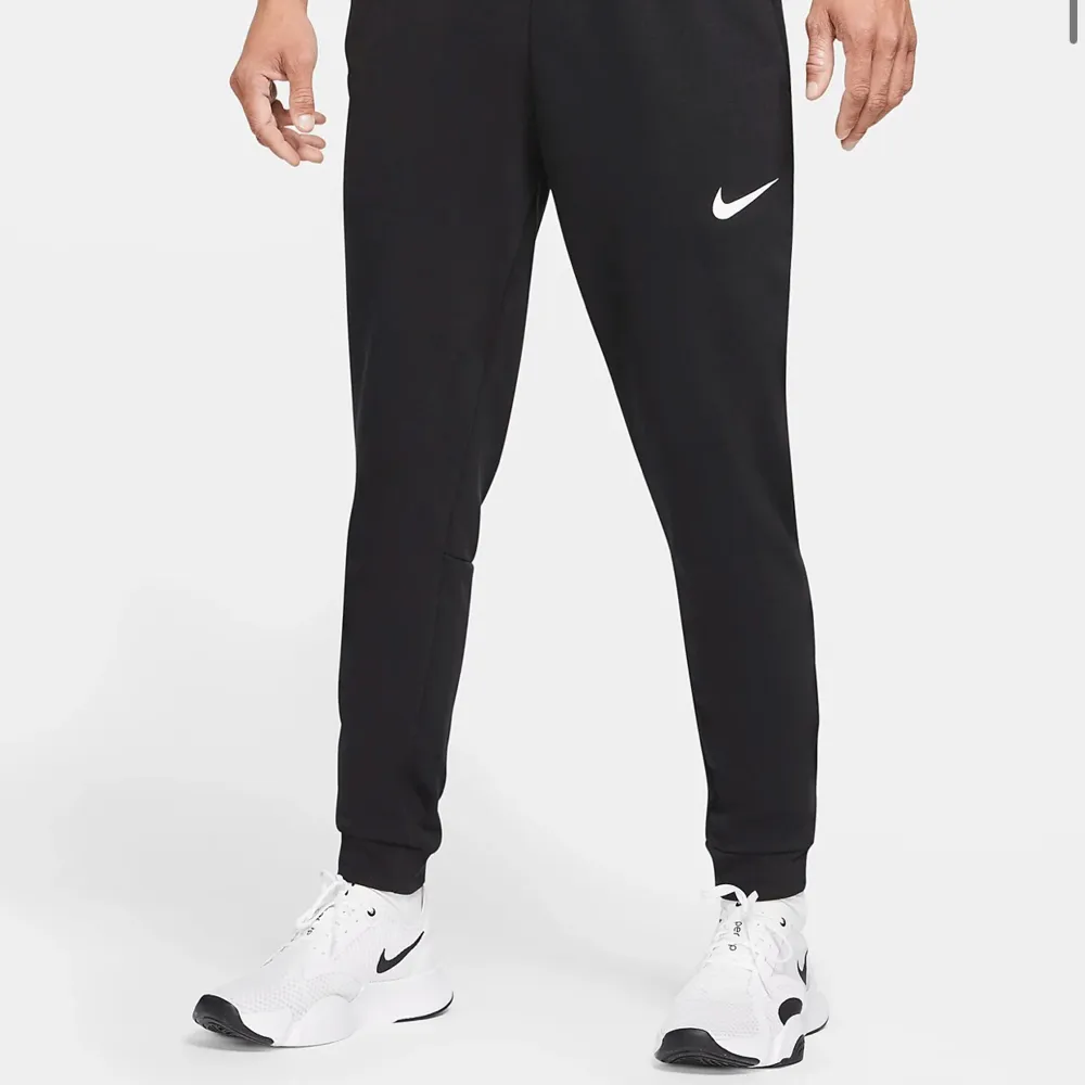 Mjukisbyxor från Nike. Andra bilden visar modellen, men färgen är i grått. Storlek M i herr, fint skick. Jeans & Byxor.