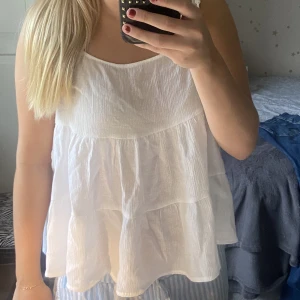 Topp  - Söt topp i strl 36 har själv s/ xs i vanliga fall ❤️120kr + frakt