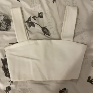 zara fest topp - super fin vit topp från zara, sitter hur fint som helst 