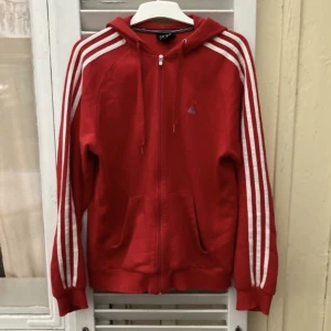 Röd adidas tröja collage huv dragkedja S/M  - Röd adidaströja med dragkedja som passar en st M men även en S. I utmärkt skick!   Kolla gärna in mina andra annonser och hör av dig om du har någon fundering.