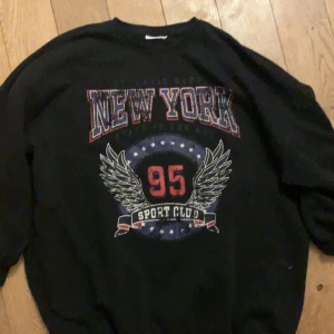 Sweatshirt klänning - En sweatshirt-klänning från only! Lite stor i storleken så skulle nog passa storlek medium också!