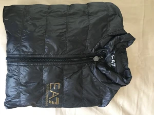 Armani jacka - Säljer en armani jacka i nyskick använd väldigt sparsamt. Vid ytteriggare frågor och funderingar är det bara att skriva ✍️ 
