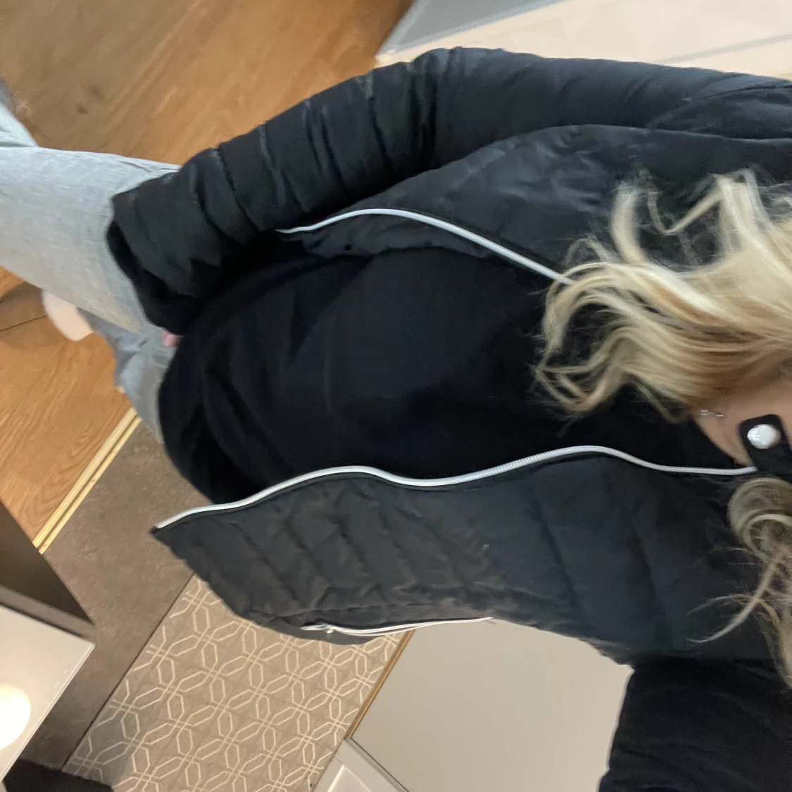 Svart dunjacka  - 91