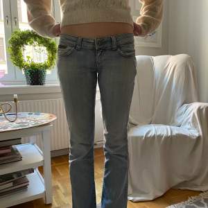Jätte snygga lågmidjade jeans som jag säljer då dem är för korta för mig. Det är storlek 28 i midja men passar 26 också. Skriv vid frågor o intresse!💕