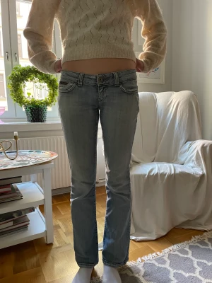 Lågmidjade bootcut jeans - Jätte snygga lågmidjade jeans som jag säljer då dem är för korta för mig. Det är storlek 28 i midja men passar 26 också. Skriv vid frågor o intresse!💕