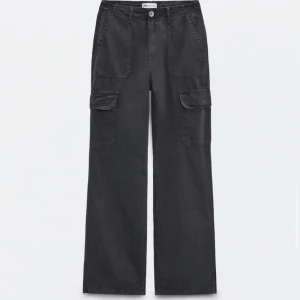 Cargo byxor - Ett par jättesnygga cargo byxor från Zara. I färgen tonad blå. Köparen står för frakt. 