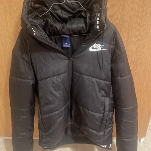 Nike vinterjacka - Säljer denna Nike vinterjacka i bra skick. Varm och skön. Storlek M men funkar S. 400kr