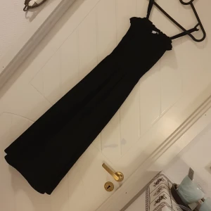 Svart klänning  - Svart klänning. Draperad överdel. Tunna axelband. 