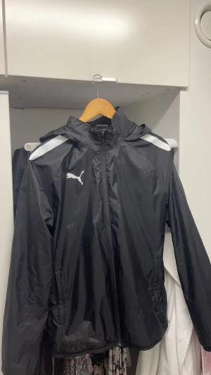 Puma Träning/Regnjacka (pris diskuteras) - Puma träningsjacka/Regnjacka Väldigt fräsch i storlek M Nyskick 499kr Pris kan diskuteras