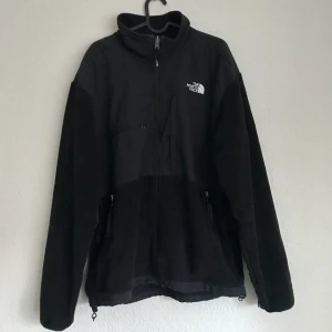 North face Fleece  - Fin North Face Fleece! Köpt på en second hand och är i gott skick. Storlek: L Pris: 300kr
