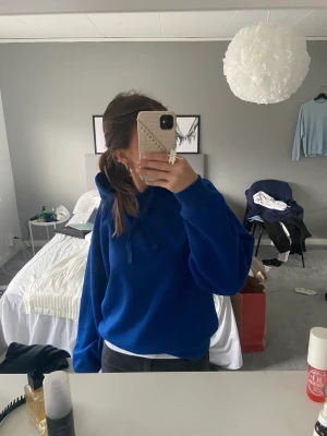 Blå hoodie  - Säljer den här super coola hoodie från zara då den aldrig kommer till användning. 