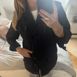 Marinblå militär Jacka  - Säljer min snygga marinblåa militärjacka från Zara! 