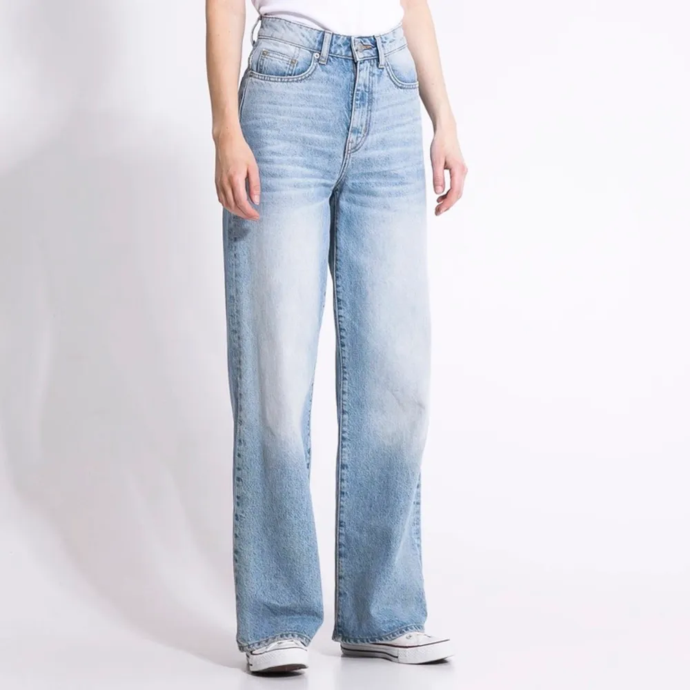 Blåa högmidjade vida jeans från lager 157 i nyskick. Endast använda 1 eller 2 gånger. Modellen heter ”boulevard” och jag köpte dem för 300kr.  Säljer ett par likadana jeans i svart (kolla min profil)   Hör av dig om du har frågor. Jeans & Byxor.