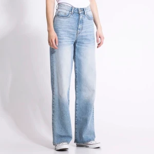 Högmidjade blå jeans - Blåa högmidjade vida jeans från lager 157 i nyskick. Endast använda 1 eller 2 gånger. Modellen heter ”boulevard” och jag köpte dem för 300kr.  Säljer ett par likadana jeans i svart (kolla min profil)   Hör av dig om du har frågor