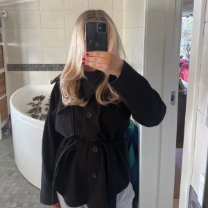 Kappa  - Säljer denna snygga kappa ifrån gina. Perfekt nu till hösten /vintern. Skriv privat för fler bilder eller frågor 🥰