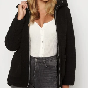 Teddyjacka  - Helt ny teddyjacket från Happy Holly. Varm och skön och väldigt bekväm. Storlek 36/38.