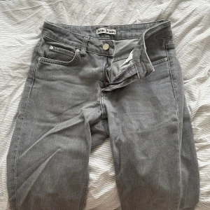 Gråa acne jeans - Säljer dessa fina acne jeans. Använder ej längre💞