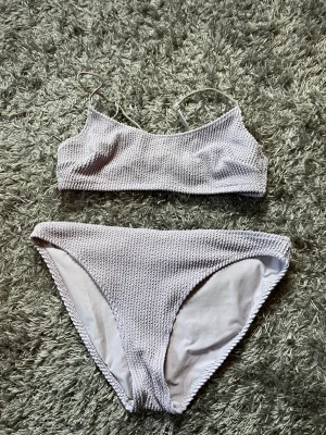 Bikini - Hejsan säljer en lila bikini, i fint skick🥰använt få gånger!