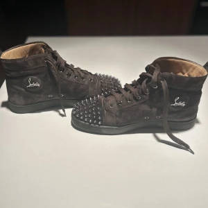 Louboutins - Mörk gröna Louboutins för dunder pris original pris 10 tusen. Använda ett fåtal gånger. Fråga om mer bilder om ni vill ha, kvitto finns och pris kan diskuteras.