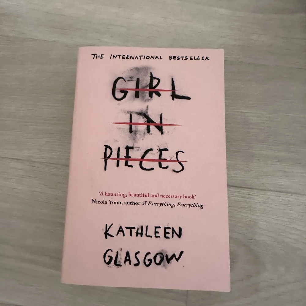 Säljer boken Girl in pieces. 60kr + frakt🎀. Övrigt.