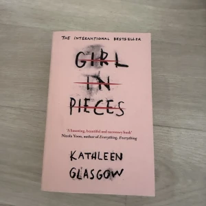 Girl in pieces - Säljer boken Girl in pieces. 60kr + frakt🎀
