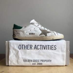 Säljer nu dessa feta golden goose skor i storlek 43 som dock också passar storlek 44. Allt OG och äkthetsbevis ingår. Skorna är i relativt gott skick  men har heel drag. Nypris: ca 5000. Mitt pris: 1700. 📦📬