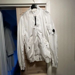 CP Company - Skaljacka - Mer eller mindre helt oanvänd Skaljacka från CP Company. Storlek 54.