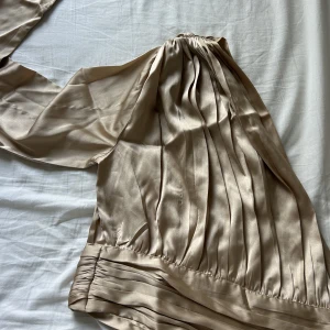 Festtopp nakd  - En skitsnygg festtopp från nakd. I champagne/rosé färgad. Endast testad en gång