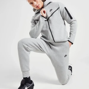 Grå nike tech  - En grå nike tech tracksuit i toppkvalitet. Den har växt ut mig därför säljer jag den.