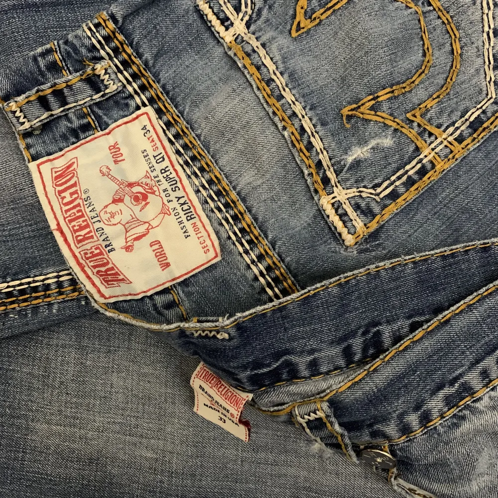 Straight/baggy True religion jeans i modellen Ricky super QT. Storlek 33x32, benöppning 21cm. Lagningar på insidan av jeansen men inget som märks från utsidan. . Jeans & Byxor.