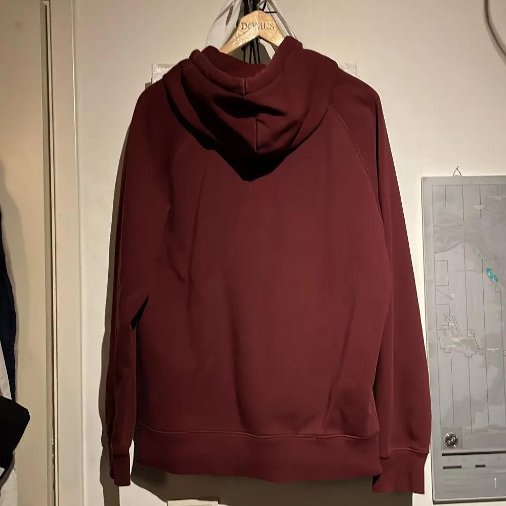 Knappt använd vinröd carhartt hoodie, Strl S. Cond 9/10 💫Köpre står för frakt :). Hoodies.