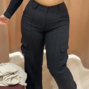 Cargo Byxor - Helt nya och oanvända. Storlek 38, köpta för 500kr från GinaTricot. De är i kostym material