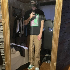 Oversized T shirt - Oversized T shirt från Weekday, supersnygg med riktigt nice tryck! Bra kvalite och skick! Jag är 190+ och den passar i storlek M så funkar för både M och L då den är oversized  Skriv vid intresse😁