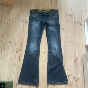 Mörkblåa lågmidjade jeans - Storlek M, lite stretch. Dragkedjan funkar men är lite trög.