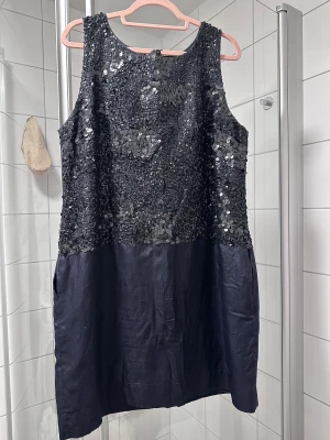 Day Birger Et Mikkelsen festklänning marinblå 42 - Day Birger et Mikkelsen marinblå festklänning, silk med paljetter.   Storlek 42  Mätt bröst (ungefär) 106cm  Kemitvätt  Använt några gånger men bra skick