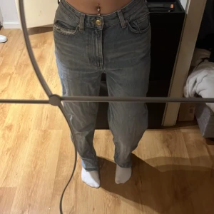 Jeans - Byxor från GinaTricot i strlk 36, sytt upp dom i benen för att dom va för långa (är 160 cm). Köparen står för frakt!