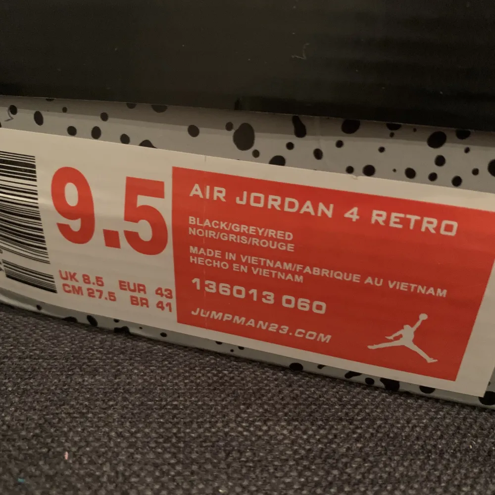 Hej säljer mina Jordan 4s för dom är för små använda bara några gånger dom är A kopia skriv vid intresse . Skor.