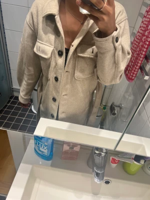 Kappa - Säljer denna lite tunnare kappa som jag köpte på Zara förra året. Den är använd ett fåtal gånger och är i bra skick💓