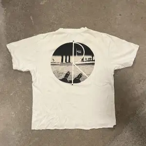 Polar T-shirt storlek M i dåligt skick så den ser distressed ut
